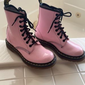 Womens/Girls Doc Martin lace up boots.